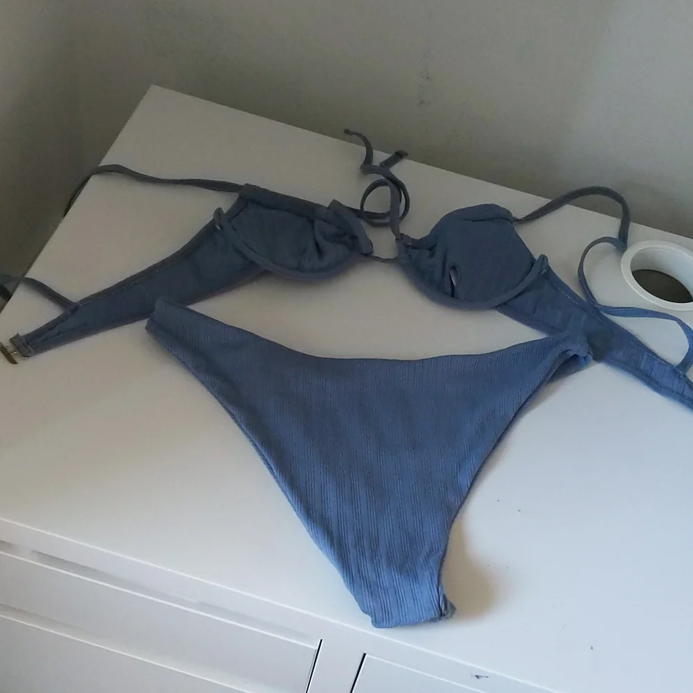 Bikini - Picture 2 of 3